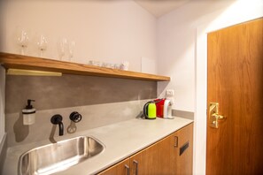 Full-sized fridge, electric kettle - 27 Montefiore TLV (Tel Aviv)