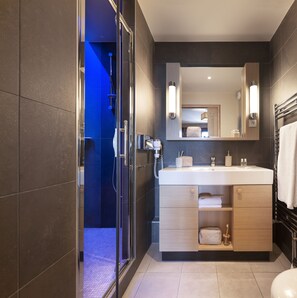 Standardlejlighed - 2 soveværelser (no balcony) | Badeværelse | Kombination af bruser/badekar, gratis toiletartikler, hårtørrer