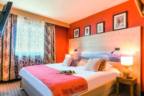 Leilighet – standard (no balcony) | Oppholdsrom | En 140-centimeters Flatskjerm-TV med Parabol-TV