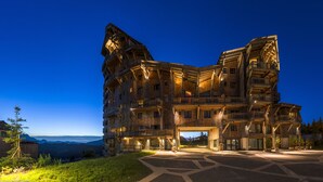 A large, uniquely designed hotel with multiple balconies and a prominent entrance. - Résidence Pierre & Vacances Premium L'Amara (Avoriaz)