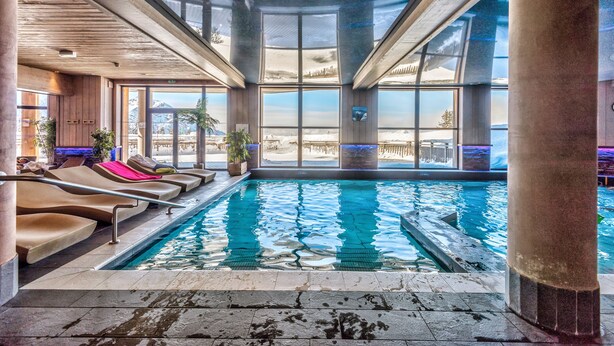 An indoor swimming pool with clear views of the mountains through large windows. - Résidence Pierre & Vacances Premium L'Amara (Avoriaz)