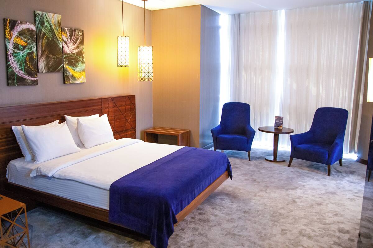 Ropa de cama de alta calidad y minibar 