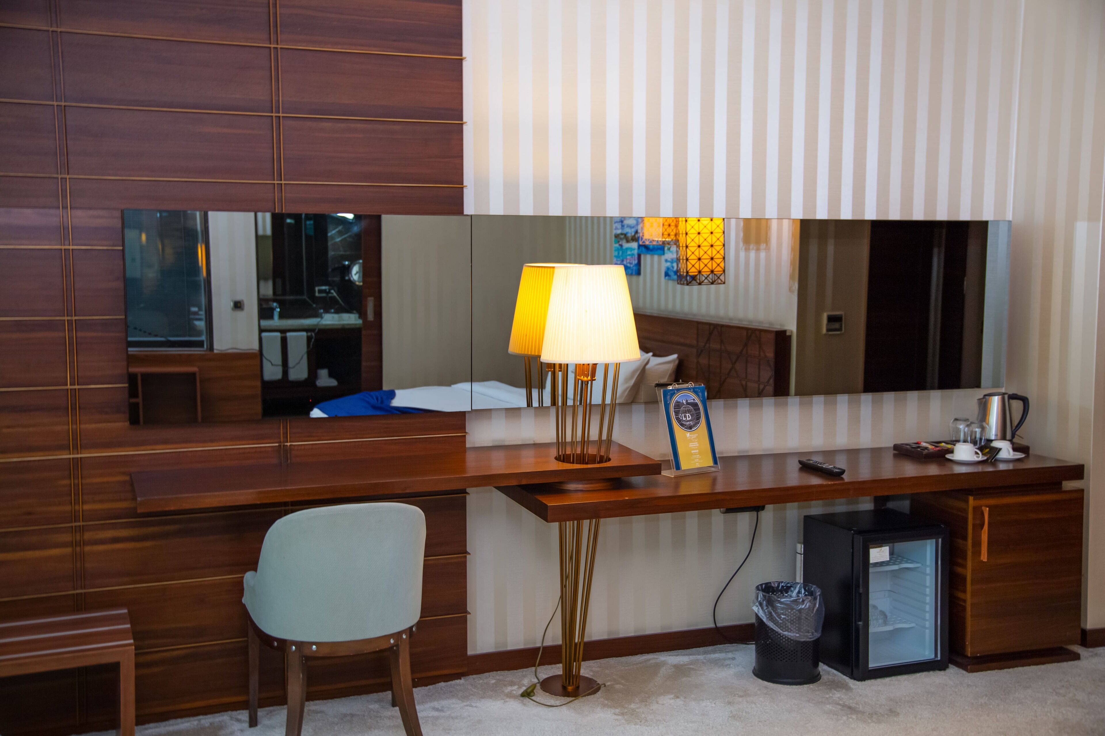 deluxe room | living area | lcd tv, books