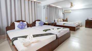 Family Room, Multiple Beds | 1 bedroom, minibar, in-room safe, desk