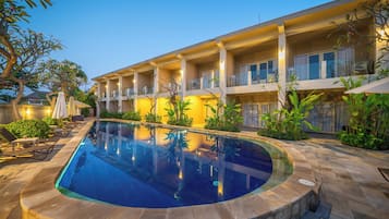 2 outdoor pools, pool loungers