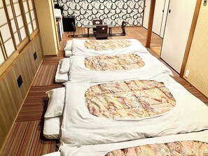 Individually decorated, desk, free WiFi, bed sheets - HOTEL LiVEMAX Iyo Mishima (Shikokuchuo)