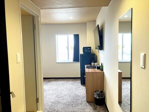 Decoración individual, escritorio, wifi gratis y ropa de cama