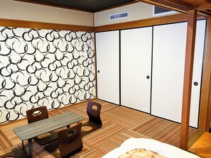 Decoración personalizada, escritorio, wifi gratis y ropa de cama 