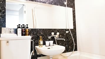 Ensemble douche/baignoire, articles de toilette gratuits, sèche-cheveux