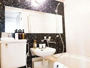 Combined shower/tub, free toiletries, hair dryer, slippers - HOTEL LiVEMAX Iyo Mishima (Shikokuchuo)