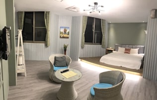 12 habitaciones, cubrecamas y cortinas blackout