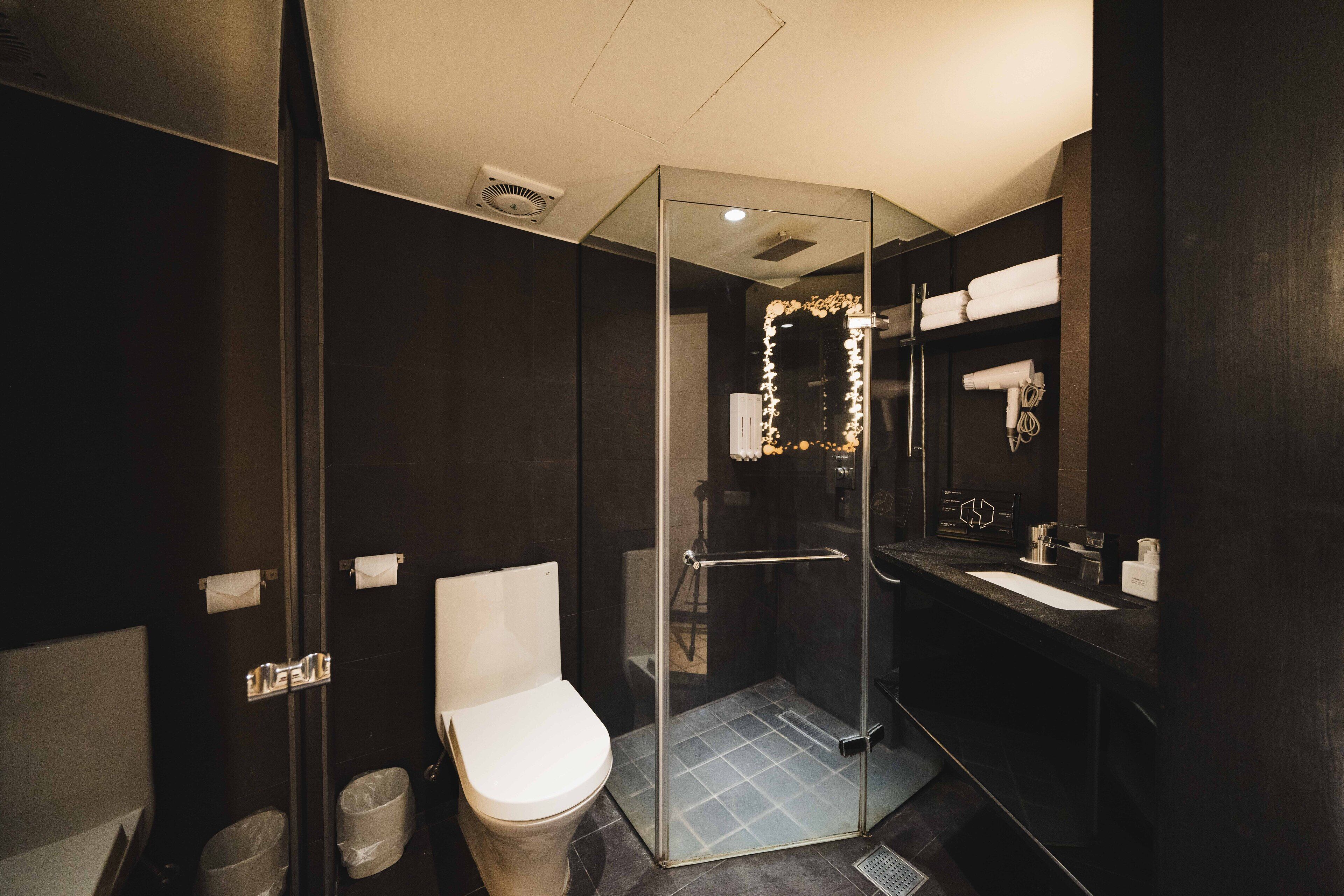 standard double room | bathroom | shower, rainfall showerhead, free toiletries, hair dryer