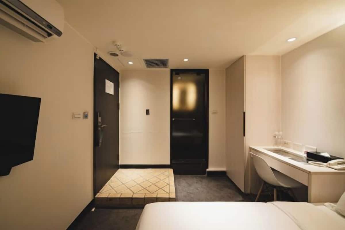 Premium bedding, down duvets, minibar, in-room safe