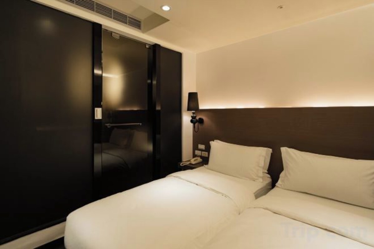 Premium bedding, down comforters, minibar, in-room safe