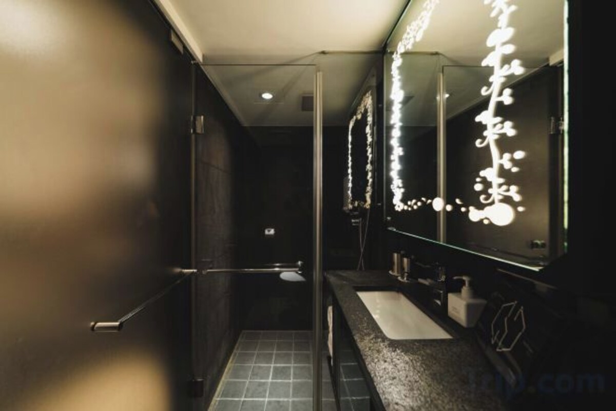 Bathroom | Shower, rainfall showerhead, free toiletries, hair dryer