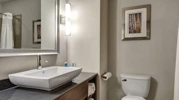 Combined shower/tub, free toiletries, hair dryer, towels