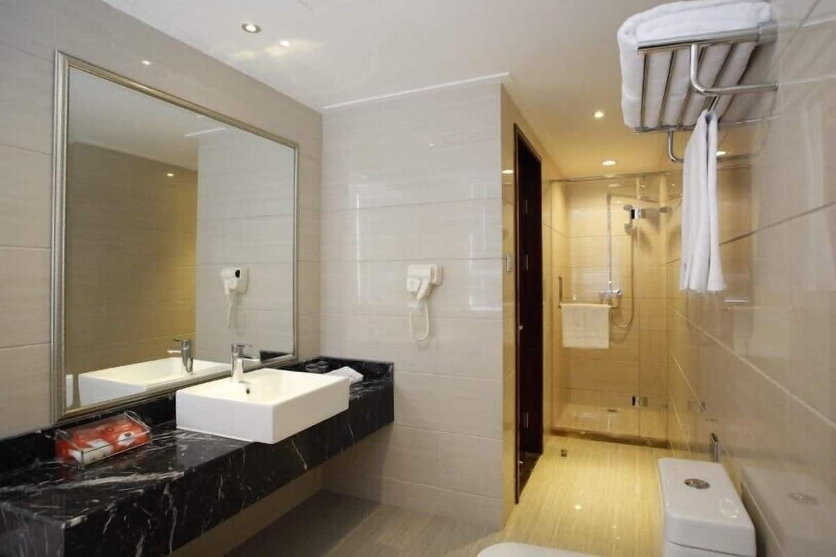 Deluxe Suite | Bathroom | Hair dryer, bathrobes, slippers