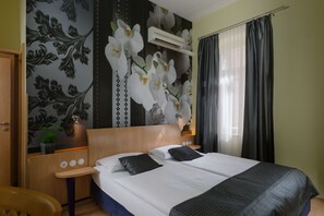 Habitación clásica doble | Ropa de cama hipoalergénica, caja fuerte, escritorio y cortinas opacas