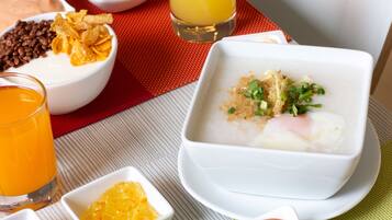 Petit déjeuner buffet (494 THB par personne)