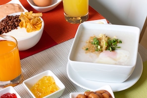 Frukostbuffé varje dag (THB 494 per person)