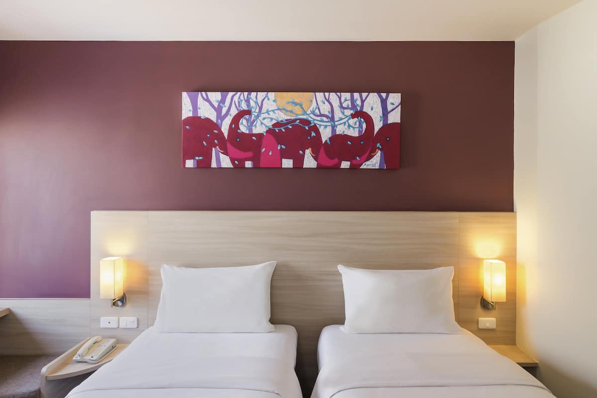 Rom – standard, 2 enkeltsenger | Safe på rommet, skrivebord, strykejern/-brett og barnesenger (inkludert)