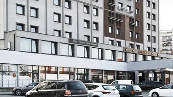 Vista frontal de la propiedad