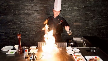 4 restaurantes, se sirven desayunos, comidas y cocina internacional