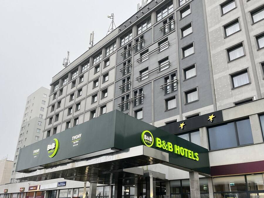 Ein Bed & Breakfast Hotel mit moderner Fassade, mehreren Etagen und einem gut sichtbaren B&B-Logo.
