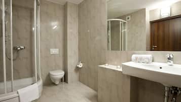 Articles de toilette gratuits, sĂšche-cheveux, serviettes fournies