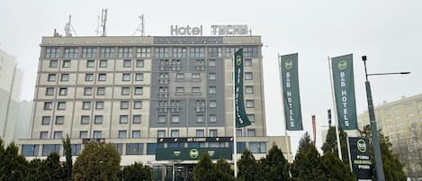 Un edificio de hotel de varios pisos con el nombre "Hotel Tychy" claramente visible.