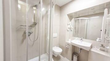Standard Double Room, 1 King Bed | Bathroom | Free toiletries, hair dryer, towels