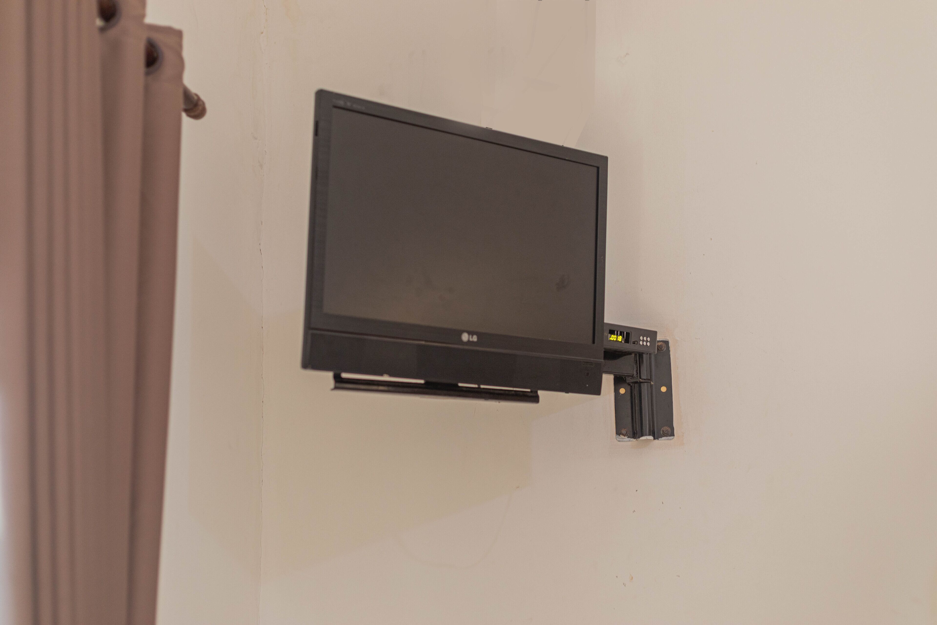Un téléviseur à écran plat fixé au mur.