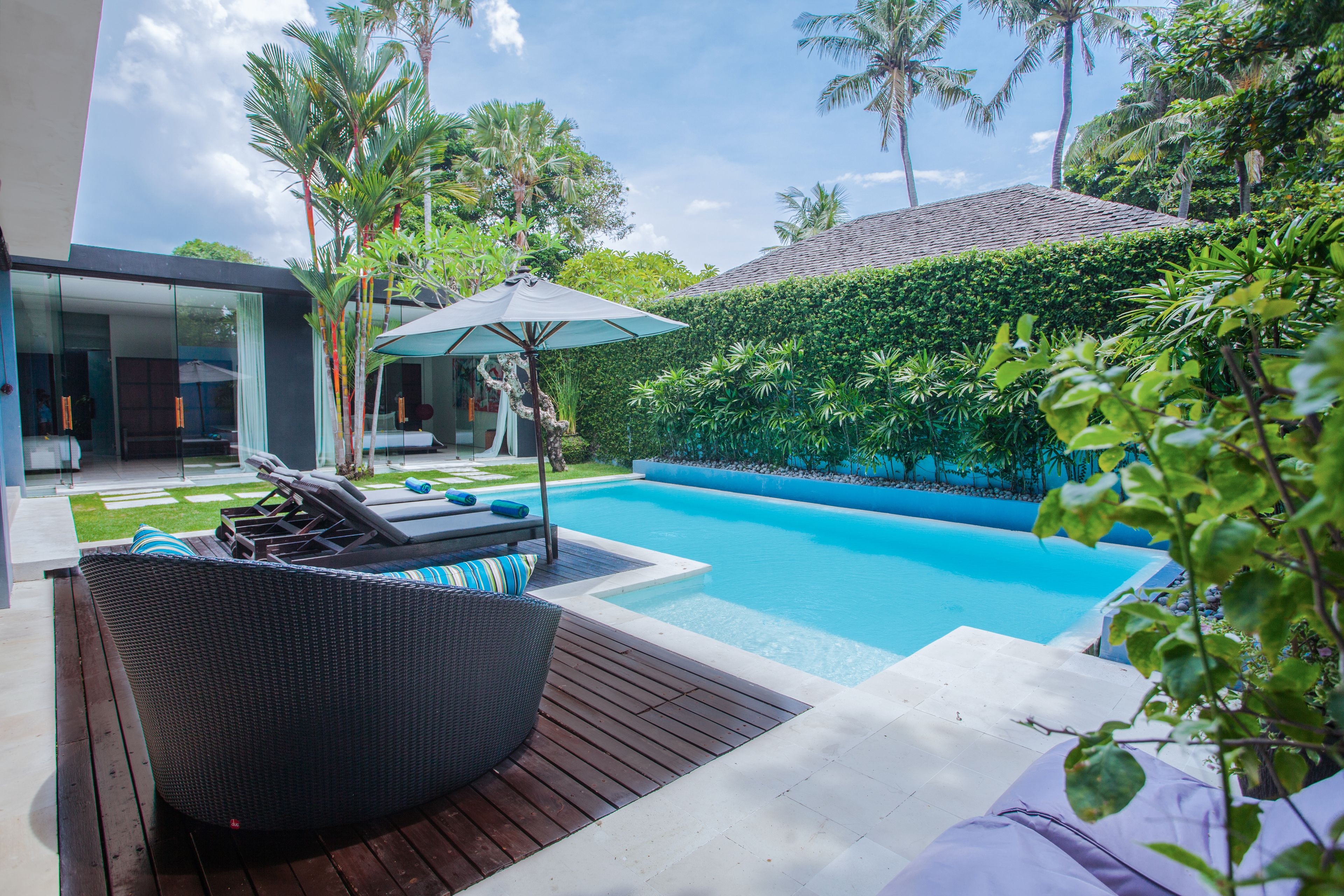 Outdoor pool, pool umbrellas, sun loungers