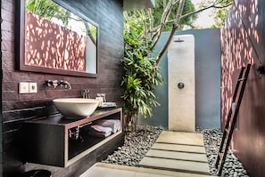 Premium Villa, 3 Bedrooms | Bathroom | Shower, rainfall showerhead, free toiletries, hair dryer - Kembali Villas (Seminyak)