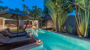 Outdoor pool, pool umbrellas, sun loungers