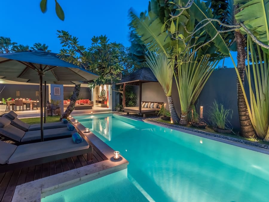 Piscina all'aperto, ombrelloni da piscina, lettini