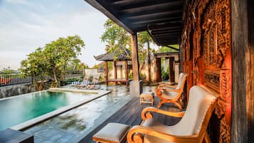 4 kolam renang outdoor, dengan kursi berjemur