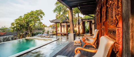 4 outdoor pools, sun loungers