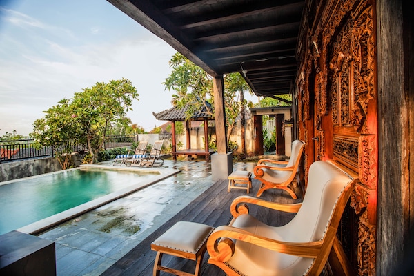 4 piscines extérieures, chaises longues