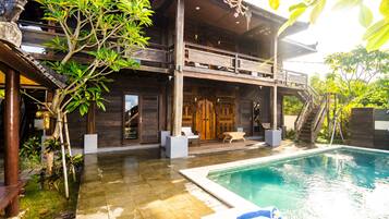 4 kolam renang outdoor, dengan kursi berjemur