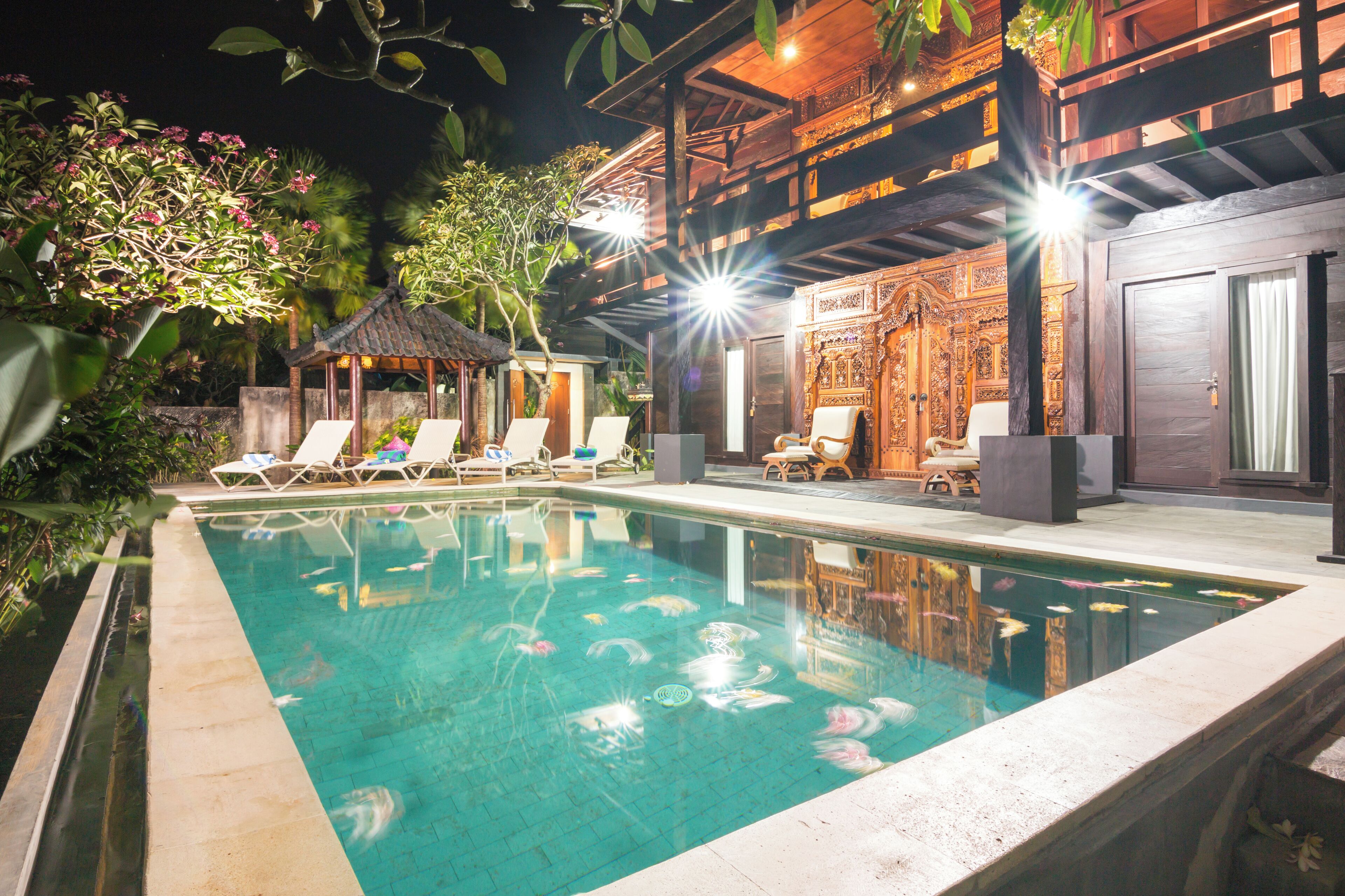 Brankas, didekorasi berbeda-beda, meja kerja, dan setrika/meja setrika