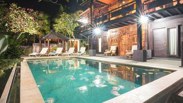 Brankas, didekorasi berbeda-beda, meja kerja, dan setrika/meja setrika