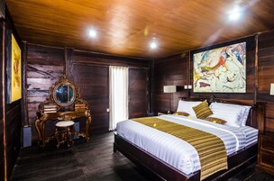 Classic Villa, 4 Bedrooms, Private Pool, City View | In-room safe, individually decorated, desk, iron/ironing board