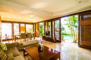 Flat-screen TV, DVD player, printers - The Kawan Jimbaran (Ungasan)