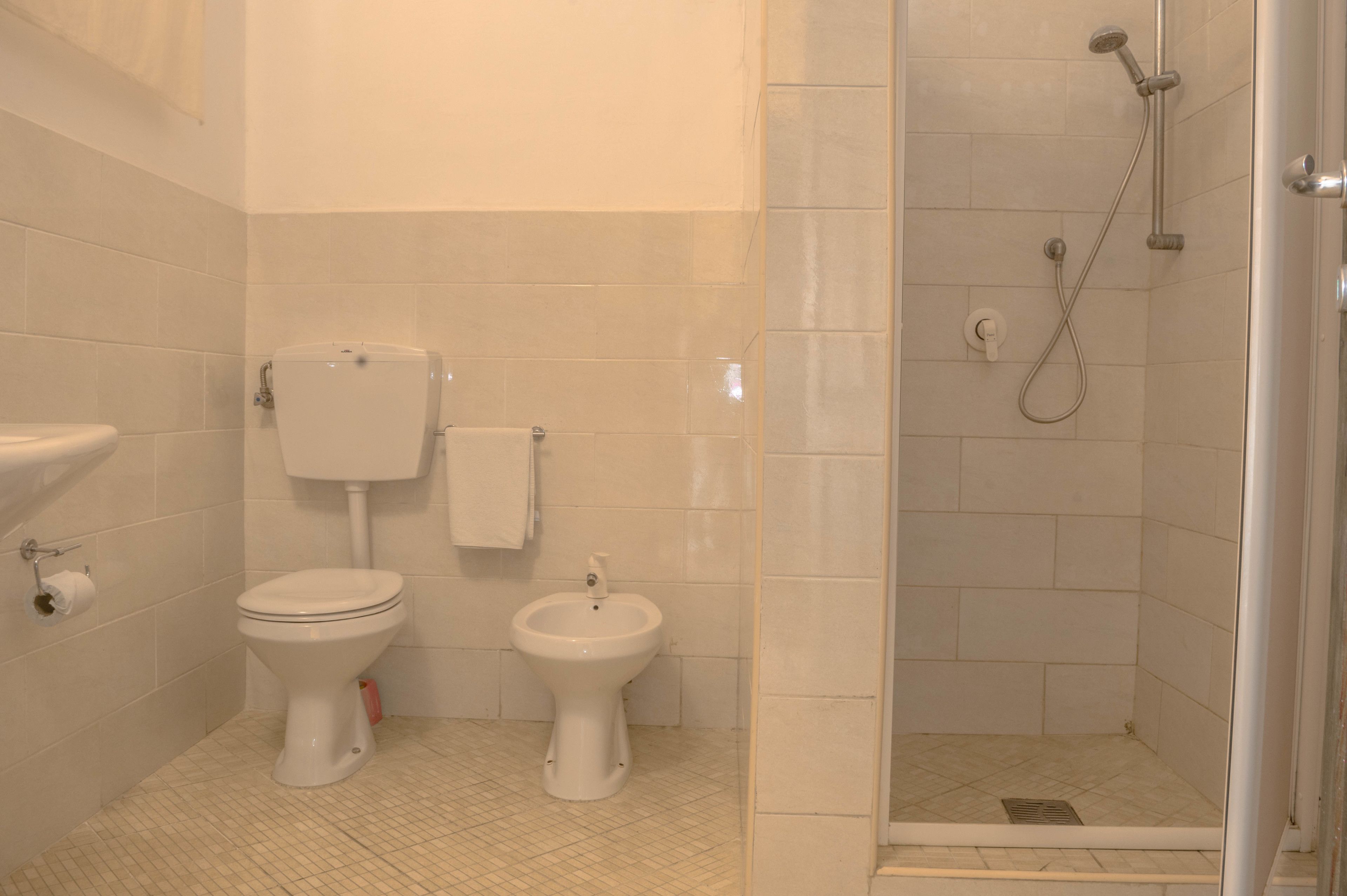 shower, rainfall showerhead, free toiletries, hair dryer