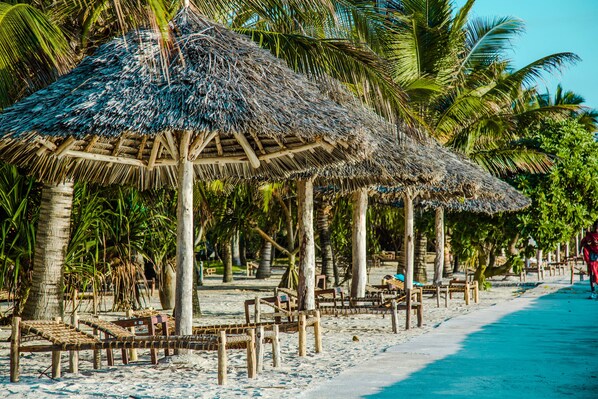 Private beach, white sand, sun loungers, beach umbrellas - Uroa Bay Beach Resort (Uroa)