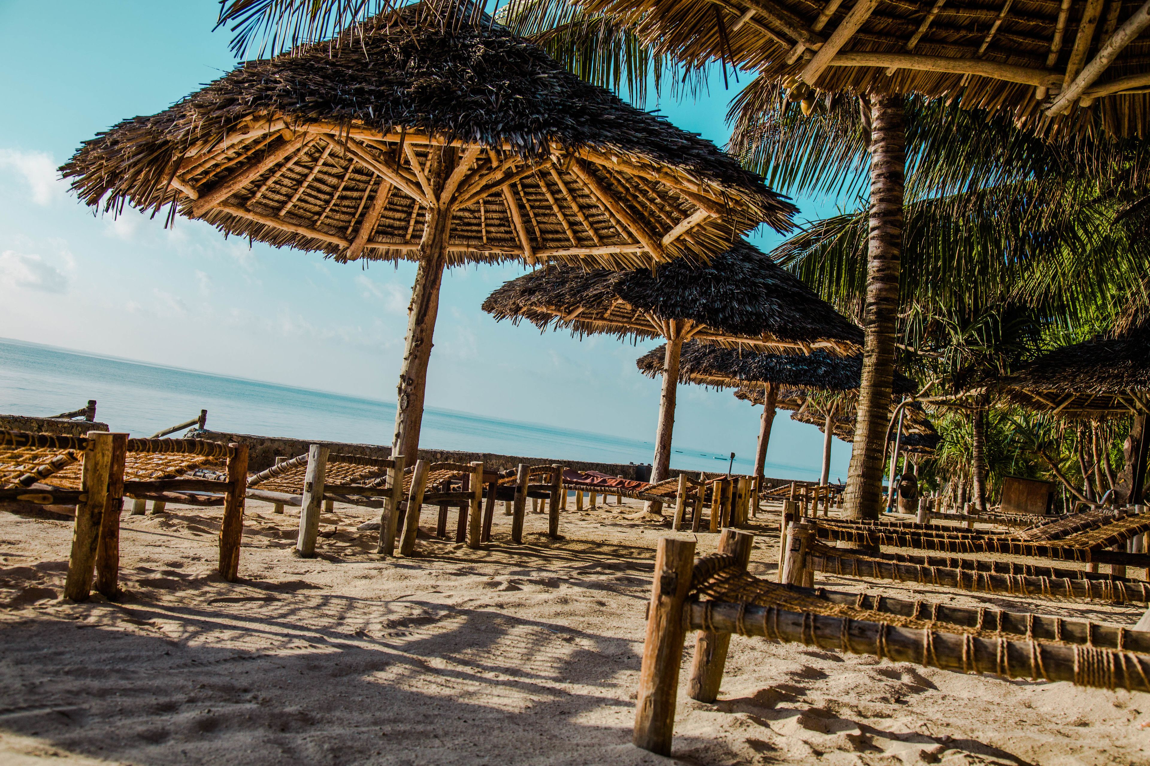 Plage privée, sable blanc, chaises longues, parasols