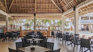 2 restaurants servant le petit déjeuner, le déjeuner et le dßner