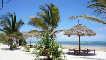 Plage privée, sable blanc, chaises longues, parasols