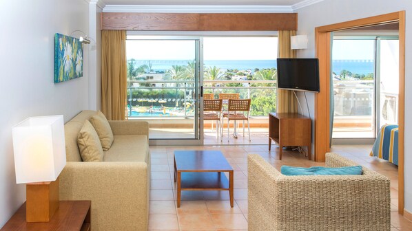 Apartament superior, 1 dormitori, vistes al mar | Sala d'estar | Televisor